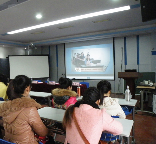 學(xué)生觀看入學(xué)教育錄像