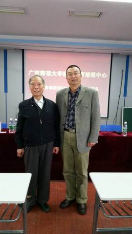 謝副院長與70歲高齡學(xué)生代表合影